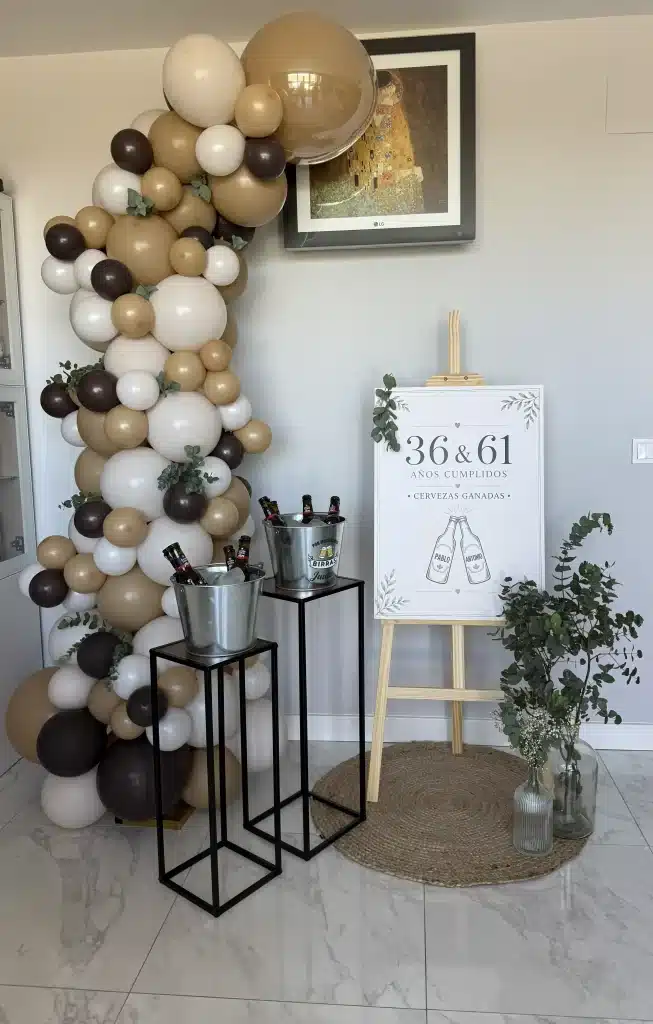 Decoración de cumpleaños en Madrid con guirnalda de globos beige y marrón y cartel de bienvenida
