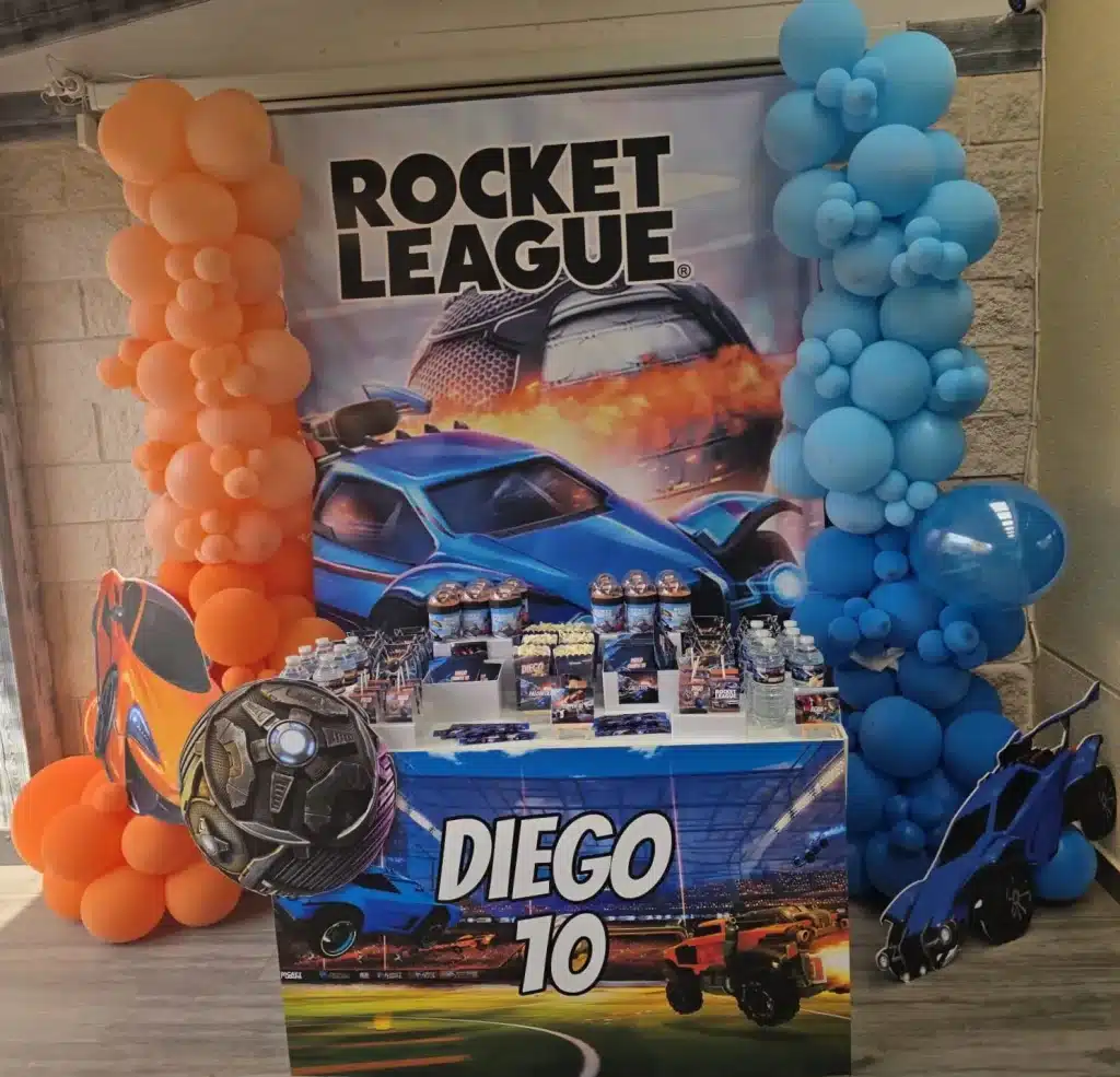 Fiesta temática de Rocket League en Madrid con globos naranjas y azules y mesa dulce