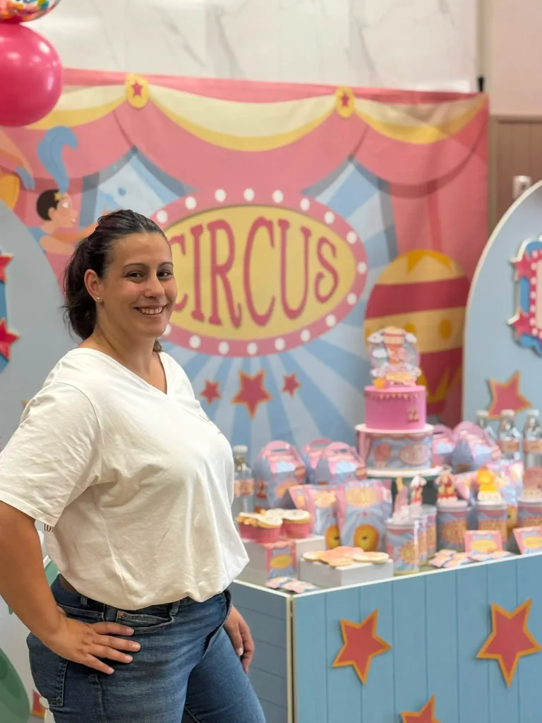 Jessy de Azalea Atelier Eventos, que prepara tu presupuesto de eventos en Madrid, junto a una mesa dulce de temática circo