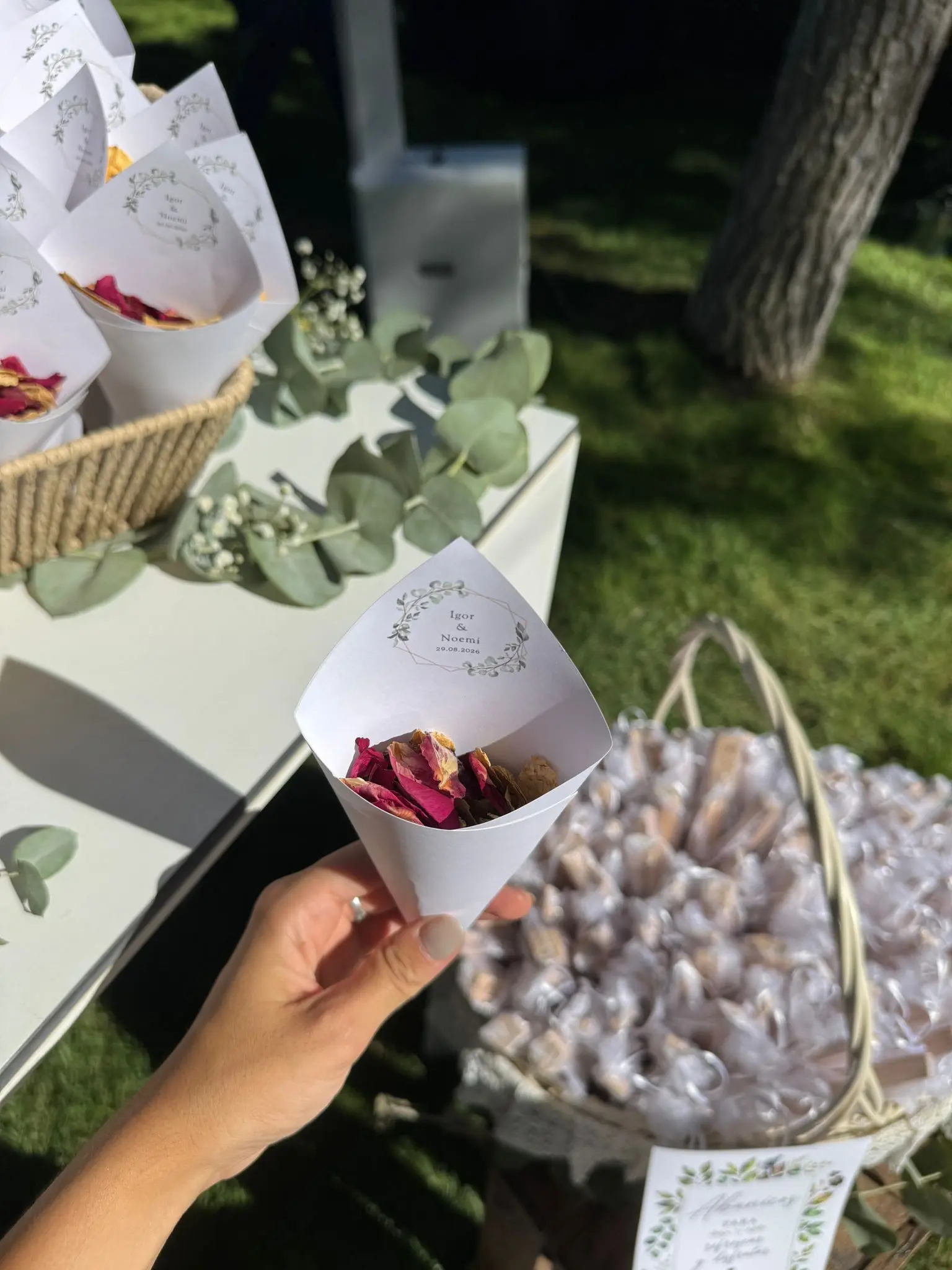 Cucurucho de pétalos de rosa personalizado para una boda, un detalle de la decoración preparada por Azalea