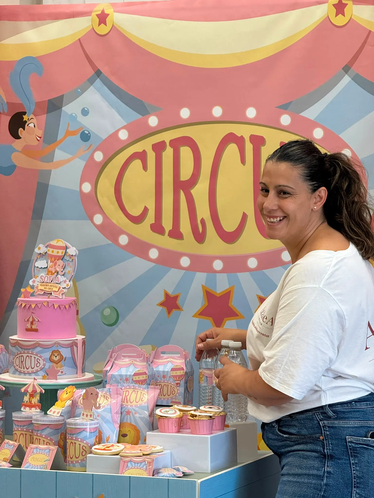 Montaje de una mesa dulce con temática circo por parte de Azalea